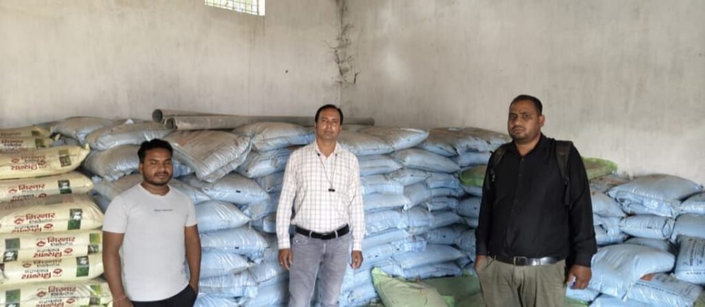 अधिक दर पर खाद बेचने वाले बख्शे नहीं जाएंगे-शक्ति जिले में खाद की कालाबाजारी पर फिर प्रशासन हुआ सख्ते कलेक्टर तोपनो के निर्देशन में लगातार कृषि विभाग एवं प्रशासन के अधिकारी कर रहे दुकानों का निरीक्षण अधिक दर पर खाद बेचने वाले बख्शे नहीं जाएंगे-शक्ति जिले में खाद की कालाबाजारी पर फिर प्रशासन हुआ सख्ते कलेक्टर तोपनो के निर्देशन में लगातार कृषि विभाग एवं प्रशासन के अधिकारी कर रहे दुकानों का निरीक्षण kshititech