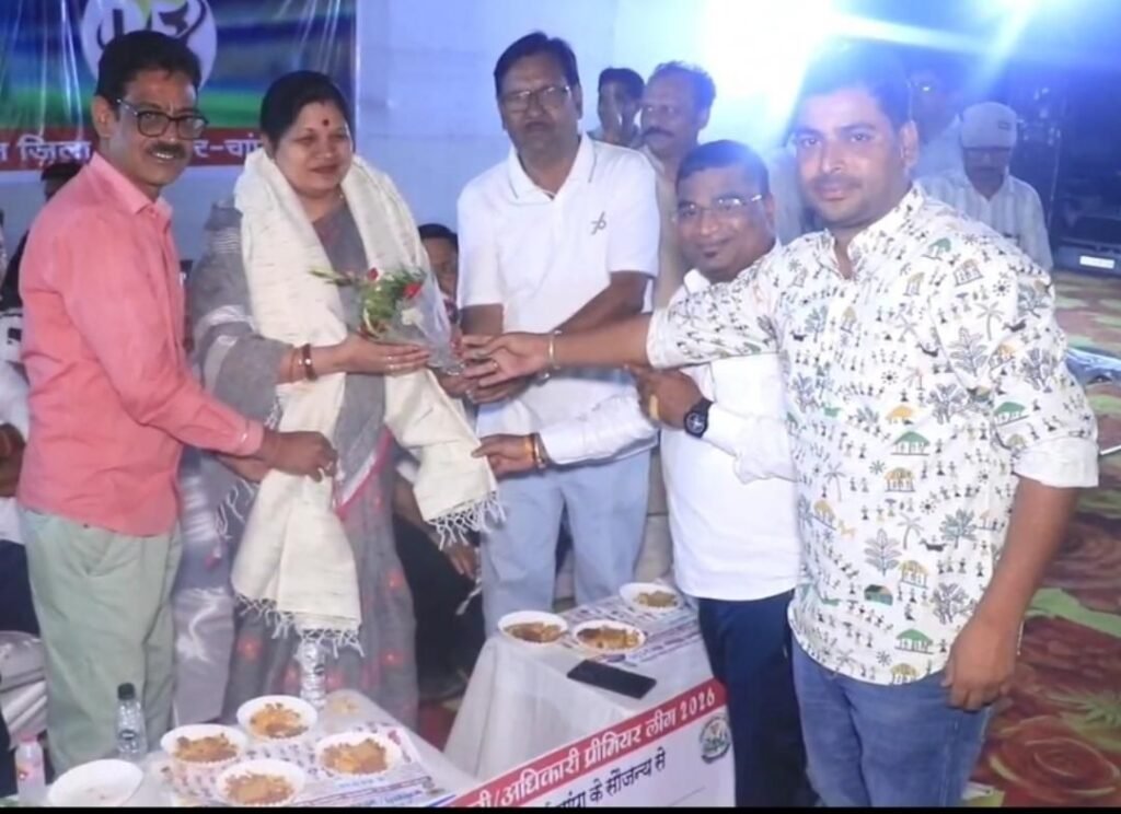 कर्मचारी-अधिकारी फेडरेशन द्वारा रात्रि कालीन टेनिस बॉल क्रिकेट प्रतियोगिता का हुआ आयोजन.डीबी वेंचर्स कप प्रतियोगिता में कैशलेश चिकित्सा सेवा कल्याण संघ ने मारी बाजी. सांसद-विधायक सहित दिग्गज हस्तियां रही मौजूद. फेडरेशन के जिला उपाध्यक्ष डॉ रविंद्र द्विवेदी ने दी जानकारी. 32 संगठनों ने करी सहभागिता kshititech