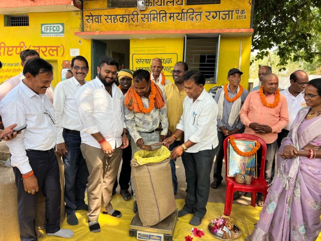 कृषि विभाग शक्ति के अधिकारियों के मौजूदगी में 13 अप्रैल को रग़जा समिति में हुआ प्रधानमंत्री आय संरक्षण अभियान के तहत दलहन तिलहन फसलों की खरीदी का शुभारंभ. क्षेत्रीय जनप्रतिनिधि भी रहे मौजूद kshititech