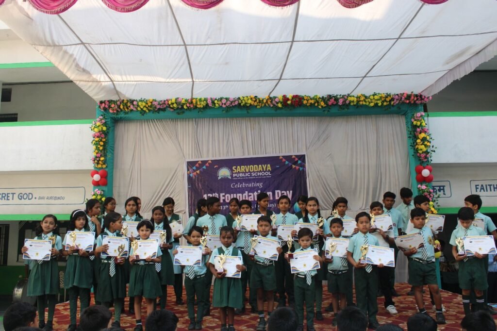 चंद्रपुर के प्रतिष्ठित सीबीएसई सर्वोदय पब्लिक स्कूल का बारहवां स्थापना दिवस मनाया गया धूमधाम से. साल 2014 में हुई थी विद्यालय की स्थापना शिक्षा. संस्कार एवं खेलकूद में राष्ट्रीय स्तर पर बनाई इस स्कूल ने अपनी पहचान. विद्यालय से पढ़कर निकले विद्यार्थी आज राष्ट्रीय स्तर पर दे रहे हैं विभिन्न क्षेत्रों में अपनी सेवाएं kshititech