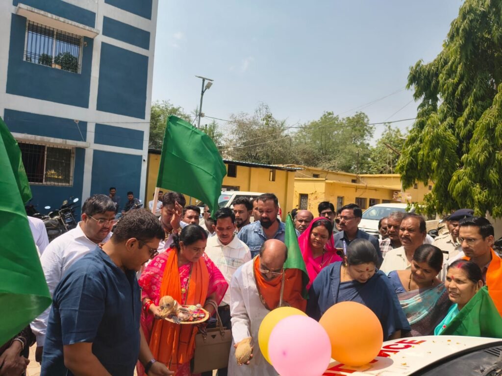 शक्ति में सांसद कमलेश जांगड़े ने 108 एम्बुलेंस को हरी झंडी दिखाकर किया रवाना शक्ति में सांसद कमलेश जांगड़े ने 108 एम्बुलेंस को हरी झंडी दिखाकर किया रवाना kshititech