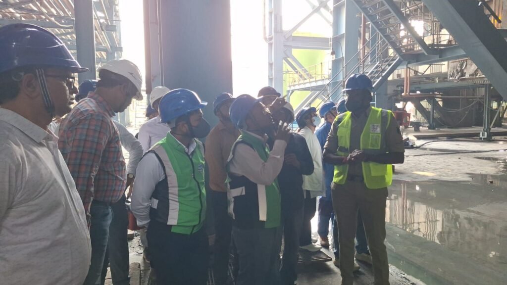 पांच मजदूर छत्तीसगढ़ के 12 मजदूर अन्य राज्यों के-वेदांता पावर हादसे को लेकर शक्ति जिले के कलेक्टर तोपनो एसपी ठाकुर साहब मुस्तैदी के साथ हैं तैनात. सीएम साहब के निर्देश पर प्रशासन घायलों के उपचार के लिए लगातार कर रहा पहल पूरा प्रशासन पहुंच सिंधीतराई. स्वास्थ्य मंत्री ने भी कलेक्टर से बातचीत कर बेहतर उपचार के दिए निर्देश. हादसे में 17 लोगों की हुई मौत. 19 घायलों का चल रहा उपचार.एनजीसीएल ठेका कंपनी के माध्यम से कार्यरत थे सभी मजदूर. प्रधानमंत्री मोदी ने भी कि मृतक परिवारों के लिए 2 लाख और घायलों के लिए 50000 के मुआवजे की घोषणा kshititech