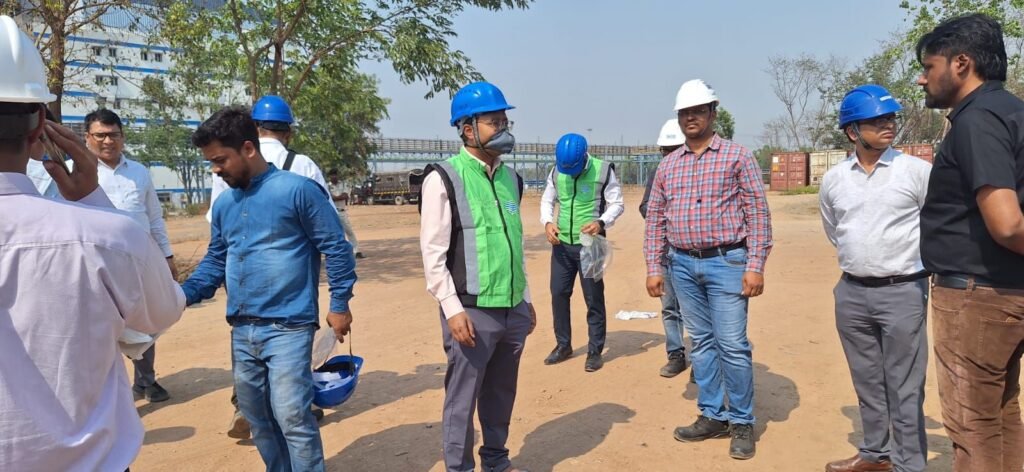 पांच मजदूर छत्तीसगढ़ के 12 मजदूर अन्य राज्यों के-वेदांता पावर हादसे को लेकर शक्ति जिले के कलेक्टर तोपनो एसपी ठाकुर साहब मुस्तैदी के साथ हैं तैनात. सीएम साहब के निर्देश पर प्रशासन घायलों के उपचार के लिए लगातार कर रहा पहल पूरा प्रशासन पहुंच सिंधीतराई. स्वास्थ्य मंत्री ने भी कलेक्टर से बातचीत कर बेहतर उपचार के दिए निर्देश. हादसे में 17 लोगों की हुई मौत. 19 घायलों का चल रहा उपचार.एनजीसीएल ठेका कंपनी के माध्यम से कार्यरत थे सभी मजदूर. प्रधानमंत्री मोदी ने भी कि मृतक परिवारों के लिए 2 लाख और घायलों के लिए 50000 के मुआवजे की घोषणा kshititech