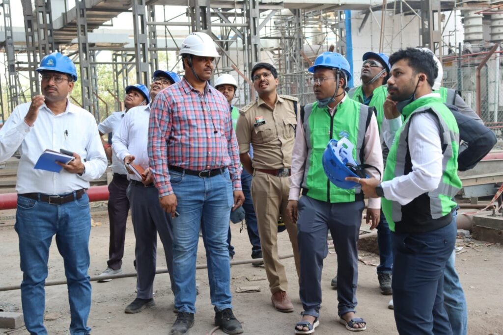 पांच मजदूर छत्तीसगढ़ के 12 मजदूर अन्य राज्यों के-वेदांता पावर हादसे को लेकर शक्ति जिले के कलेक्टर तोपनो एसपी ठाकुर साहब मुस्तैदी के साथ हैं तैनात. सीएम साहब के निर्देश पर प्रशासन घायलों के उपचार के लिए लगातार कर रहा पहल पूरा प्रशासन पहुंच सिंधीतराई. स्वास्थ्य मंत्री ने भी कलेक्टर से बातचीत कर बेहतर उपचार के दिए निर्देश. हादसे में 17 लोगों की हुई मौत. 19 घायलों का चल रहा उपचार.एनजीसीएल ठेका कंपनी के माध्यम से कार्यरत थे सभी मजदूर. प्रधानमंत्री मोदी ने भी कि मृतक परिवारों के लिए 2 लाख और घायलों के लिए 50000 के मुआवजे की घोषणा kshititech