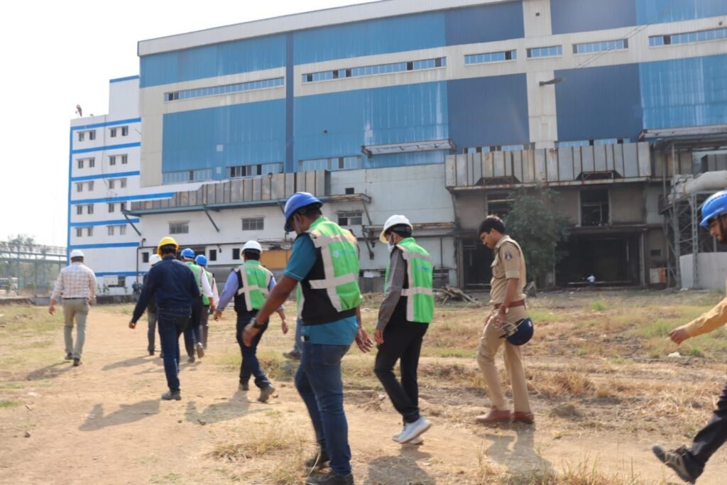 पांच मजदूर छत्तीसगढ़ के 12 मजदूर अन्य राज्यों के-वेदांता पावर हादसे को लेकर शक्ति जिले के कलेक्टर तोपनो एसपी ठाकुर साहब मुस्तैदी के साथ हैं तैनात. सीएम साहब के निर्देश पर प्रशासन घायलों के उपचार के लिए लगातार कर रहा पहल पूरा प्रशासन पहुंच सिंधीतराई. स्वास्थ्य मंत्री ने भी कलेक्टर से बातचीत कर बेहतर उपचार के दिए निर्देश. हादसे में 17 लोगों की हुई मौत. 19 घायलों का चल रहा उपचार.एनजीसीएल ठेका कंपनी के माध्यम से कार्यरत थे सभी मजदूर. प्रधानमंत्री मोदी ने भी कि मृतक परिवारों के लिए 2 लाख और घायलों के लिए 50000 के मुआवजे की घोषणा kshititech