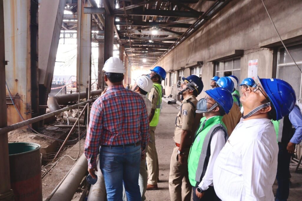 पांच मजदूर छत्तीसगढ़ के 12 मजदूर अन्य राज्यों के-वेदांता पावर हादसे को लेकर शक्ति जिले के कलेक्टर तोपनो एसपी ठाकुर साहब मुस्तैदी के साथ हैं तैनात. सीएम साहब के निर्देश पर प्रशासन घायलों के उपचार के लिए लगातार कर रहा पहल पूरा प्रशासन पहुंच सिंधीतराई. स्वास्थ्य मंत्री ने भी कलेक्टर से बातचीत कर बेहतर उपचार के दिए निर्देश. हादसे में 17 लोगों की हुई मौत. 19 घायलों का चल रहा उपचार.एनजीसीएल ठेका कंपनी के माध्यम से कार्यरत थे सभी मजदूर. प्रधानमंत्री मोदी ने भी कि मृतक परिवारों के लिए 2 लाख और घायलों के लिए 50000 के मुआवजे की घोषणा kshititech