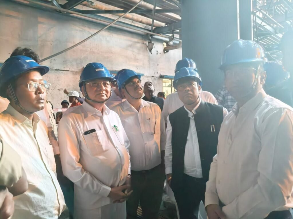 वेदांता पावर हादसे मामले में छत्तीसगढ़ के उद्योग मंत्री लखन देवांगन ने जिले के कलेक्टर- एसपी के साथ किया घटनास्थल का निरीक्षण. प्रशासनिक अधिकारियों को दिए निर्देश. घायलों का हाल-चाल भी जाना मंत्री जी ने. कलेक्टर तोपनो एवं एसपी ठाकुर भी रहे मौजूद वेदांता पावर हादसे मामले में छत्तीसगढ़ के उद्योग मंत्री लखन देवांगन ने जिले के कलेक्टर- एसपी के साथ किया घटनास्थल का निरीक्षण. प्रशासनिक अधिकारियों को दिए निर्देश. घायलों का हाल-चाल भी जाना मंत्री जी ने. कलेक्टर तोपनो एवं एसपी ठाकुर भी रहे मौजूद kshititech