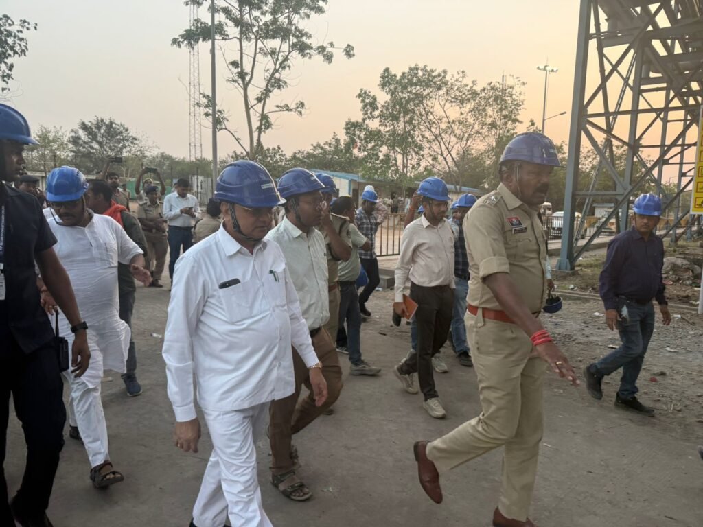 वेदांता पावर हादसे मामले में छत्तीसगढ़ के उद्योग मंत्री लखन देवांगन ने जिले के कलेक्टर- एसपी के साथ किया घटनास्थल का निरीक्षण. प्रशासनिक अधिकारियों को दिए निर्देश. घायलों का हाल-चाल भी जाना मंत्री जी ने. कलेक्टर तोपनो एवं एसपी ठाकुर भी रहे मौजूद वेदांता पावर हादसे मामले में छत्तीसगढ़ के उद्योग मंत्री लखन देवांगन ने जिले के कलेक्टर- एसपी के साथ किया घटनास्थल का निरीक्षण. प्रशासनिक अधिकारियों को दिए निर्देश. घायलों का हाल-चाल भी जाना मंत्री जी ने. कलेक्टर तोपनो एवं एसपी ठाकुर भी रहे मौजूद kshititech