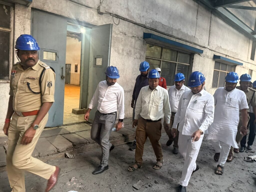 वेदांता पावर हादसे मामले में छत्तीसगढ़ के उद्योग मंत्री लखन देवांगन ने जिले के कलेक्टर- एसपी के साथ किया घटनास्थल का निरीक्षण. प्रशासनिक अधिकारियों को दिए निर्देश. घायलों का हाल-चाल भी जाना मंत्री जी ने. कलेक्टर तोपनो एवं एसपी ठाकुर भी रहे मौजूद वेदांता पावर हादसे मामले में छत्तीसगढ़ के उद्योग मंत्री लखन देवांगन ने जिले के कलेक्टर- एसपी के साथ किया घटनास्थल का निरीक्षण. प्रशासनिक अधिकारियों को दिए निर्देश. घायलों का हाल-चाल भी जाना मंत्री जी ने. कलेक्टर तोपनो एवं एसपी ठाकुर भी रहे मौजूद kshititech