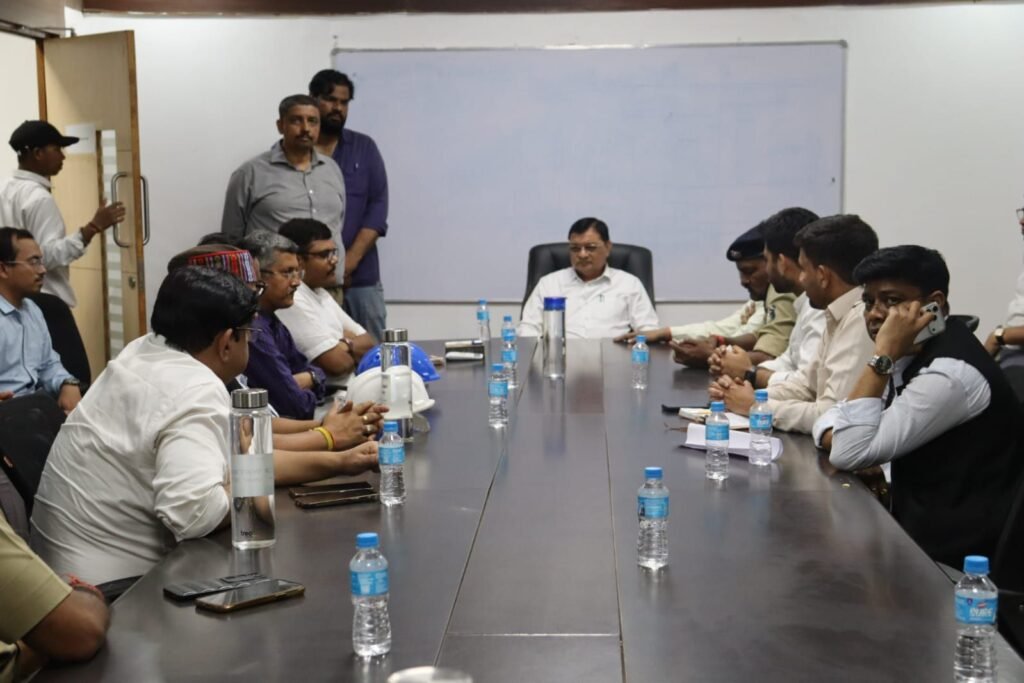 वेदांता पावर हादसे मामले में छत्तीसगढ़ के उद्योग मंत्री लखन देवांगन ने जिले के कलेक्टर- एसपी के साथ किया घटनास्थल का निरीक्षण. प्रशासनिक अधिकारियों को दिए निर्देश. घायलों का हाल-चाल भी जाना मंत्री जी ने. कलेक्टर तोपनो एवं एसपी ठाकुर भी रहे मौजूद वेदांता पावर हादसे मामले में छत्तीसगढ़ के उद्योग मंत्री लखन देवांगन ने जिले के कलेक्टर- एसपी के साथ किया घटनास्थल का निरीक्षण. प्रशासनिक अधिकारियों को दिए निर्देश. घायलों का हाल-चाल भी जाना मंत्री जी ने. कलेक्टर तोपनो एवं एसपी ठाकुर भी रहे मौजूद kshititech