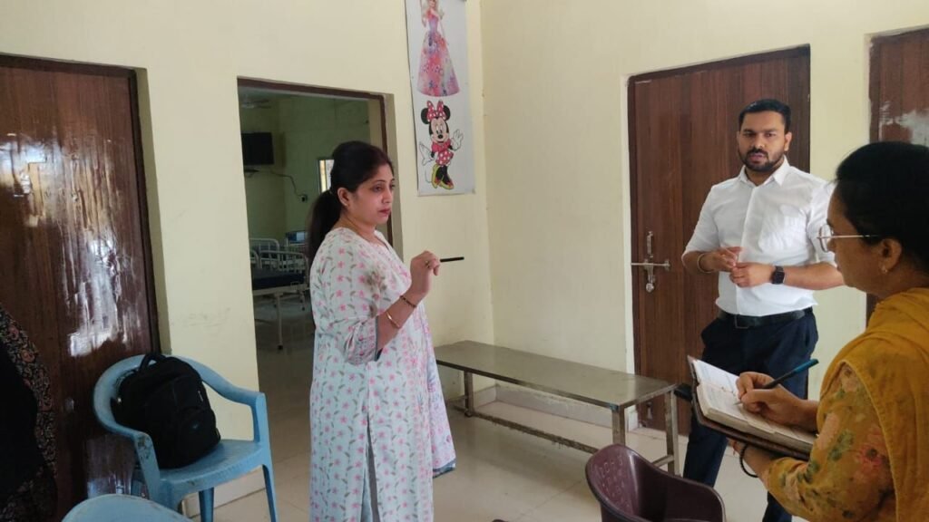 स्वास्थ्य केदो की व्यवस्थाओं को बेहतर बनाने सीएमएचओ डॉक्टर पूजा अग्रवाल ने किया अस्पतालों का निरीक्षण. उपस्थित चिकित्सा अधिकारियों को जन सुविधाओं एवं प्रशासनिक व्यवस्थाओं को लेकर दिए आवश्यक निर्देश. भीषण गर्मी को देखते हुए आपातकालीन स्वास्थ्य सुविधाओं को भी दुरुस्त रखने संबंधी दिए गए निर्देश kshititech