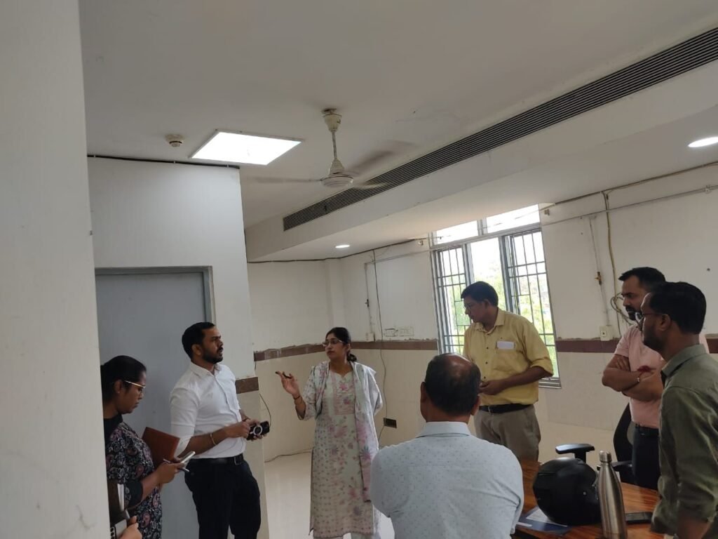 स्वास्थ्य केदो की व्यवस्थाओं को बेहतर बनाने सीएमएचओ डॉक्टर पूजा अग्रवाल ने किया अस्पतालों का निरीक्षण. उपस्थित चिकित्सा अधिकारियों को जन सुविधाओं एवं प्रशासनिक व्यवस्थाओं को लेकर दिए आवश्यक निर्देश. भीषण गर्मी को देखते हुए आपातकालीन स्वास्थ्य सुविधाओं को भी दुरुस्त रखने संबंधी दिए गए निर्देश kshititech