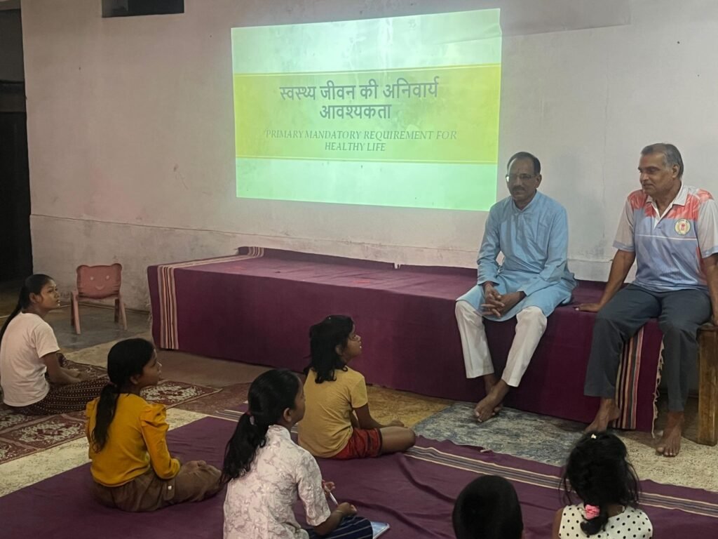 करो योग रहो निरोग-शक्ति में सात दिवसीय योगशाला का हुआ आयोजन .संस्कार भवन में शांतिकुंज हरिद्वार एवं प्रांतीय प्रकोष्ठ के मार्गदर्शन में 17 अप्रैल को संपन्न हुआ शिविर. भगत राम साहू एवं जशपुर से पहुंचे योगाचार्य उपाध्याय जी ने बताएं योग के फायदे kshititech