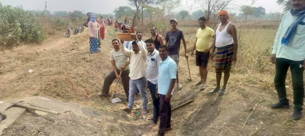 टेमर सरपंच चंद्र कुमार सोनी की अनुकरणीय पहल- मनरेगा से नहरो की साफ सफाई करवा कर किसानों को दिया जाएगा पानी. मिट्टी फीलिंग का भी कार्य हुआ प्रारंभ. सरपंच सोनी ने कहा- ग्राम वासियों के सहयोग से ही पंचायत विकास की ओर है अग्रसर. प्रथम दिवस 79 मजदूरों ने किया काम प्रारंभ kshititech