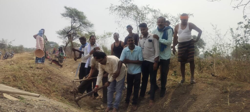 टेमर सरपंच चंद्र कुमार सोनी की अनुकरणीय पहल- मनरेगा से नहरो की साफ सफाई करवा कर किसानों को दिया जाएगा पानी. मिट्टी फीलिंग का भी कार्य हुआ प्रारंभ. सरपंच सोनी ने कहा- ग्राम वासियों के सहयोग से ही पंचायत विकास की ओर है अग्रसर. प्रथम दिवस 79 मजदूरों ने किया काम प्रारंभ kshititech