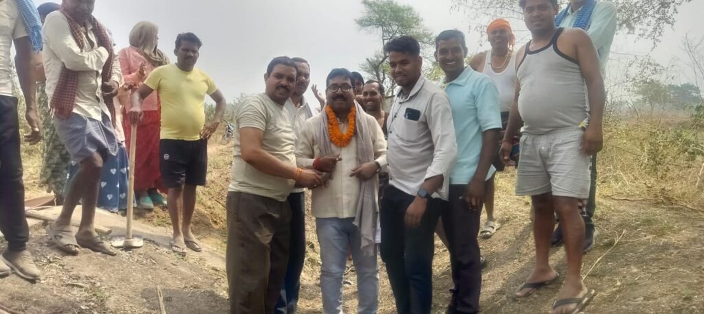 टेमर सरपंच चंद्र कुमार सोनी की अनुकरणीय पहल- मनरेगा से नहरो की साफ सफाई करवा कर किसानों को दिया जाएगा पानी. मिट्टी फीलिंग का भी कार्य हुआ प्रारंभ. सरपंच सोनी ने कहा- ग्राम वासियों के सहयोग से ही पंचायत विकास की ओर है अग्रसर. प्रथम दिवस 79 मजदूरों ने किया काम प्रारंभ kshititech