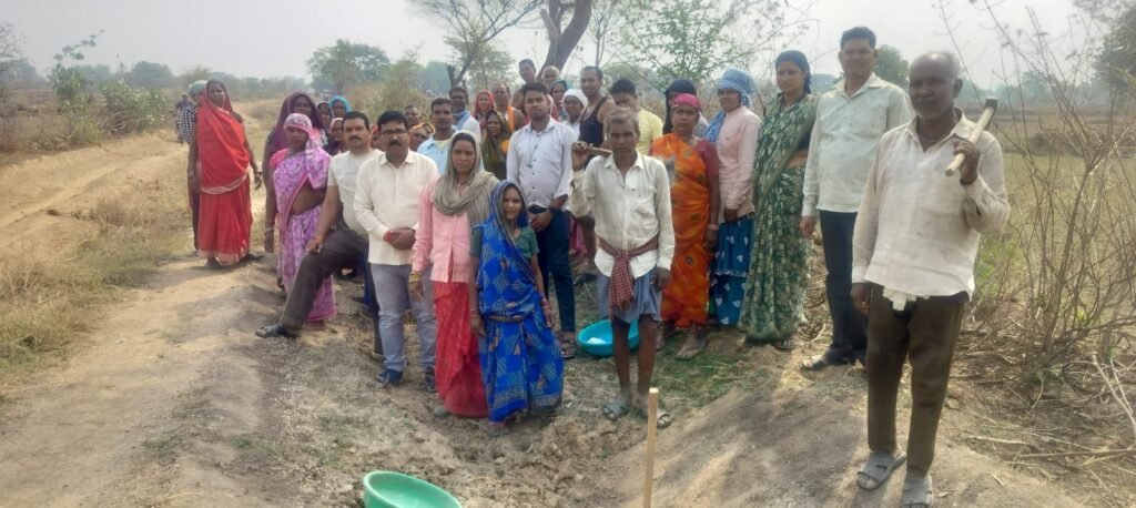 टेमर सरपंच चंद्र कुमार सोनी की अनुकरणीय पहल- मनरेगा से नहरो की साफ सफाई करवा कर किसानों को दिया जाएगा पानी. मिट्टी फीलिंग का भी कार्य हुआ प्रारंभ. सरपंच सोनी ने कहा- ग्राम वासियों के सहयोग से ही पंचायत विकास की ओर है अग्रसर. प्रथम दिवस 79 मजदूरों ने किया काम प्रारंभ kshititech