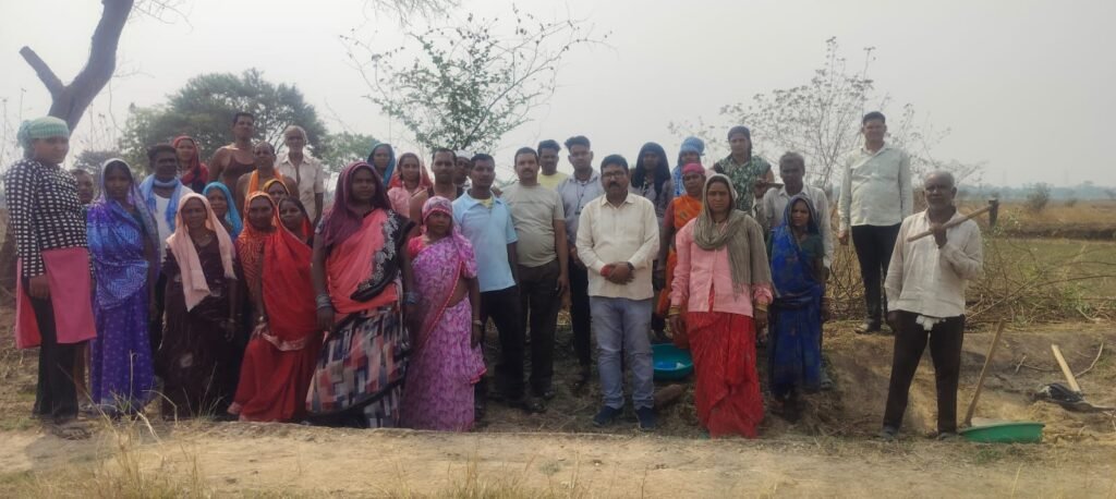 टेमर सरपंच चंद्र कुमार सोनी की अनुकरणीय पहल- मनरेगा से नहरो की साफ सफाई करवा कर किसानों को दिया जाएगा पानी. मिट्टी फीलिंग का भी कार्य हुआ प्रारंभ. सरपंच सोनी ने कहा- ग्राम वासियों के सहयोग से ही पंचायत विकास की ओर है अग्रसर. प्रथम दिवस 79 मजदूरों ने किया काम प्रारंभ kshititech