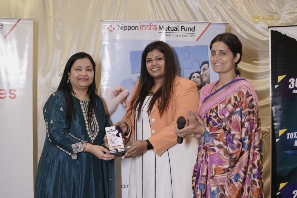 अनूठा आयोजन-अग्रवाल इंश्योरेंस कंसल्टेंसी के फाइनेंशियलआर्किटेक्ट राहुल अग्रवाल ने किया नारी गौरव सम्मान समारोह का आयोजन. मेरी डिजिटल बरनी-रुपए की पाठशाला में 60 से अधिक महिलाओं को किया गया सम्मानित. राहुल ने कहा- समय के साथ पैसा ही खुद पैसा बनाता है. 200 से अधिक महिलाएं रही मौजूद kshititech