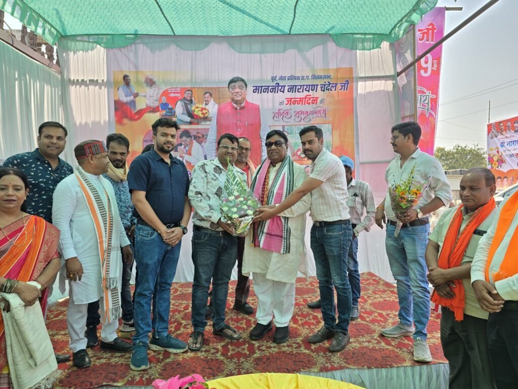 नगर पंचायत बाराद्वार के जनप्रतिनिधियों एवं भाजपा नेताओं ने जांजगीर पहुंच कर दी नारायण चंदेल को जन्मदिन की बधाई. सांसद कमलेश जांगड़े एवं पूर्व विधायक खिलावन भी पहुंचे बधाई देने. सांसद प्रतिनिधि अमित कलानौरिया ने कहा- चंदेल जी का जन्मदिन कार्यकर्ताओं ने मनाया उत्साह के साथ kshititech