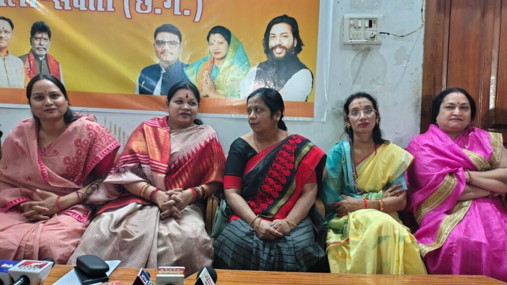 सांसद कमलेश जांगड़े ने कहा- महिलाओं की आकांक्षाओं को विपक्ष ने किया निराश 22 अप्रैल को भाजपा कार्यालय में प्रेस वार्ता को संबोधित कर रही थी सांसद. सत्यलता मिरी भी रही मौजूद kshititech