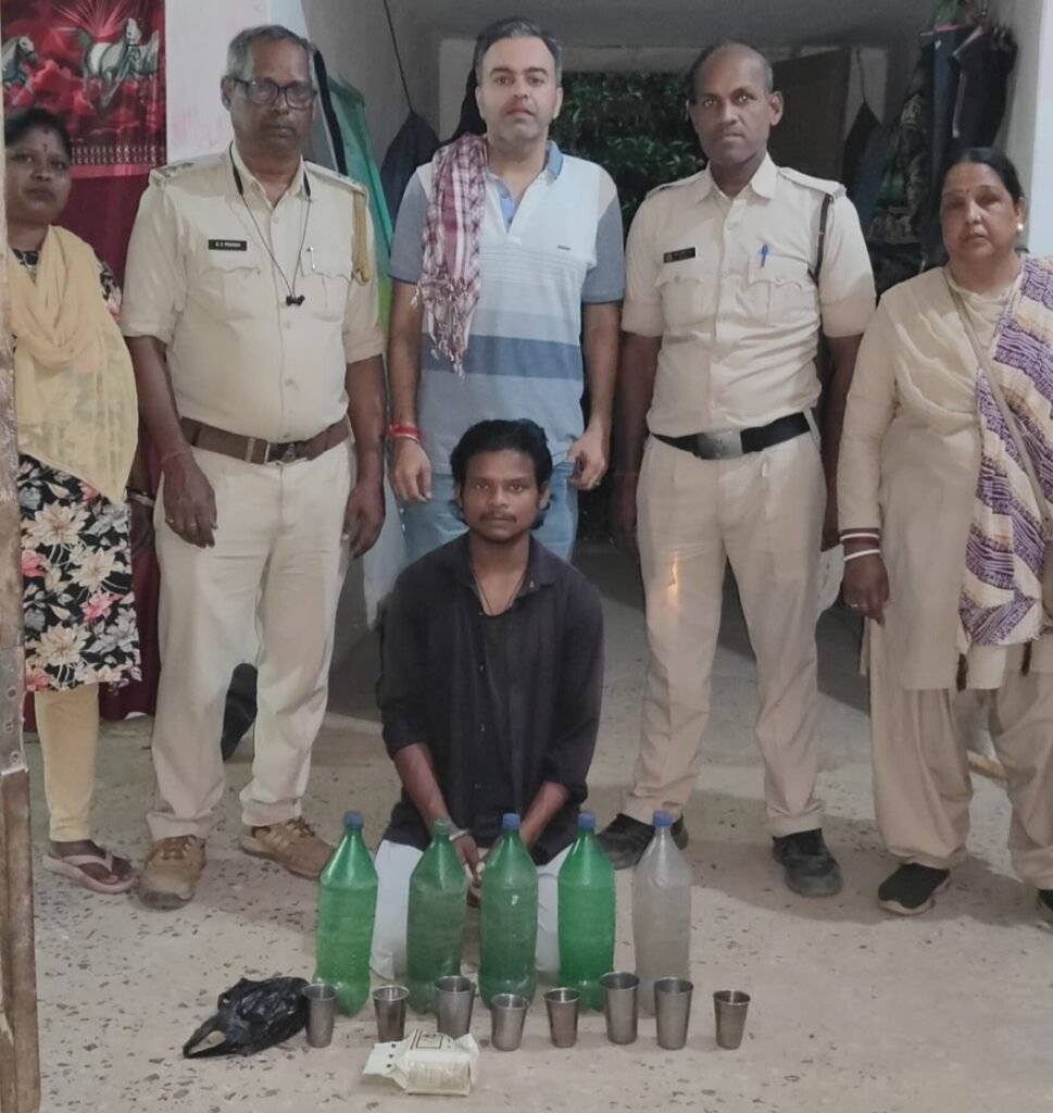 आबकारी वृत्त शक्ति एवं जैजैपुर की अवैध महुआ शराब कारोबारियो पर बड़ी कार्रवाई.कार्रवाई से कारोबारियो में दशहत. शक्ति जिले में आबकारी विभाग की लगातार चल रही कार्रवाई kshititech