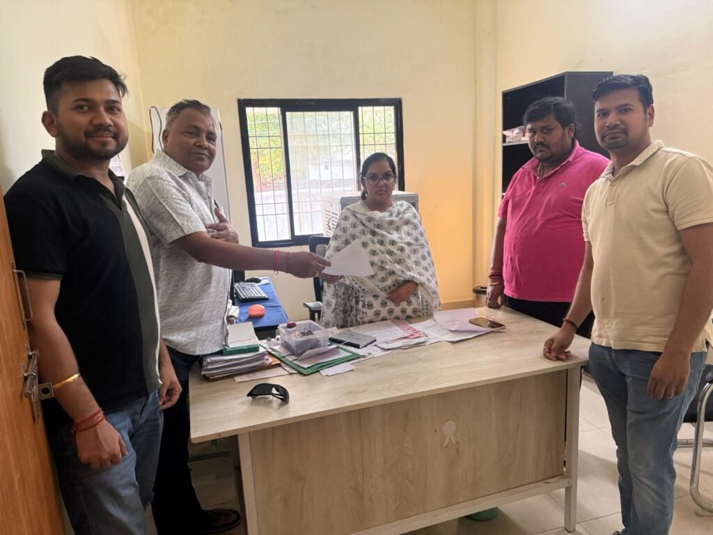 कीटनाशक दवा दुकानदारों ने प्रधानमंत्री के नाम तहसीलदार बाराद्वार को दिया ज्ञापन. 6 सूत्रीय मांगों को लेकर दुकान बंद रही 27 अप्रैल को. कृषि आदान विक्रेता संघ ने कहा मांगे पूरी न होने पर खरीफ़ सीजन से पूर्व हो जाएगी अनिश्चितकालीन हड़ताल. संघ के ओमप्रकाश जिंदल ने कहा- केंद्र एवं राज्य की सरकार मांगों पर नहीं दे रही है ध्यान kshititech