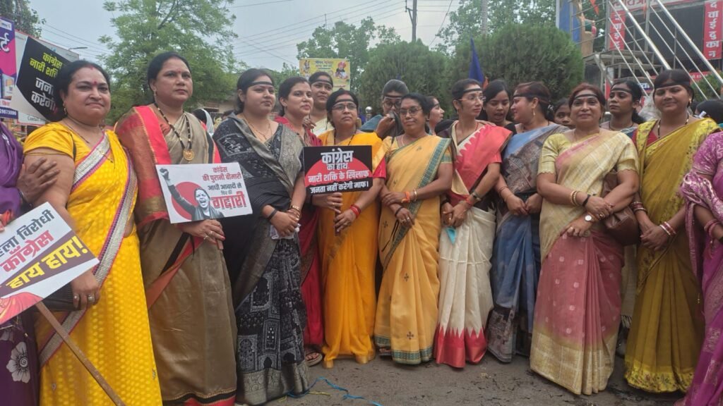 विपक्ष के रवैये को लेकर नारी शक्ति उतरी मैदान में-जिला मुख्यालय शक्ति में भाजपा महिला मोर्चा की कार्यकर्ताओं ने फूंका कांग्रेस नेता राहुल गांधी का पुतला, नारी शक्ति वंदन अधिनियम के समर्थन में निकाली जन आक्रोश रैली kshititech