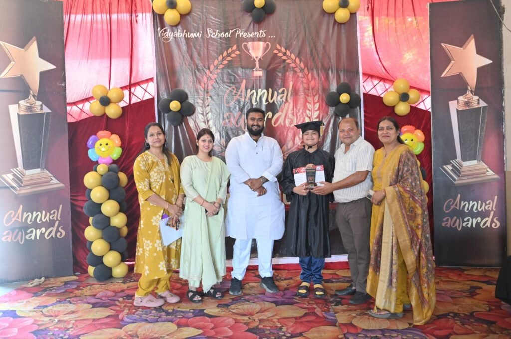 बाराद्वार के विद्या भूमि इंग्लिश मीडियम स्कूल में पेरेंट्स मीटिंग का हुआ सफल आयोजन. नए शैक्षणिक सत्र को लेकर अभिभावकों से भी विद्यालय प्रबंधन ने लिए सुझाव. विद्यालय के डायरेक्टर शरद केडिया ने कहा-परीक्षा के अंक तो केवल एक मूल्यांकन है। बच्चों का सर्वांगीण विकास करना ही विद्यालय का मुख्य उद्देश्य kshititech