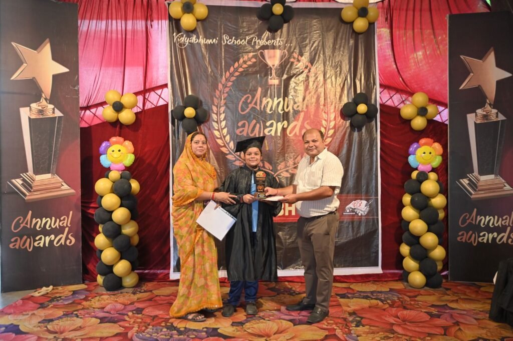 बाराद्वार के विद्या भूमि इंग्लिश मीडियम स्कूल में पेरेंट्स मीटिंग का हुआ सफल आयोजन. नए शैक्षणिक सत्र को लेकर अभिभावकों से भी विद्यालय प्रबंधन ने लिए सुझाव. विद्यालय के डायरेक्टर शरद केडिया ने कहा-परीक्षा के अंक तो केवल एक मूल्यांकन है। बच्चों का सर्वांगीण विकास करना ही विद्यालय का मुख्य उद्देश्य kshititech