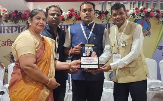 समाजसेवीका गुड्डी अग्रवाल को मिला मंच दीप सम्मान। मारवाड़ी युवा मंच के प्रदेश अधिवेशन में गुड्डी की सक्रियता की हुई प्रशंसा. वरिष्ठ समाज सेविका के रूप में जानी जाती है गुड्डी देवी अग्रवाल kshititech