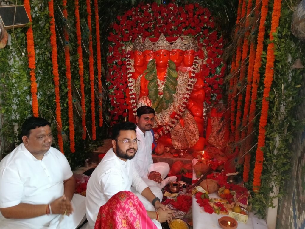 हनुमान जन्मोत्सव पर हरेठी के पंचमुखी दक्षिण मुखी हनुमान मंदिर में उमड़ी भक्तों की भीड़. पंडित भोलाशंकर तिवारी ने करवाई पूजा-अर्चना।थाना चौक हटरी चौक स्थित हनुमान मंदिरों में भी लोगों ने किया दर्शन. बालाजी ट्रेडर्स परिवार ने अग्रसेन चौक से हरेठी जाने के लिए श्रद्धालुओं की करी निशुल्क वाहन व्यवस्था kshititech