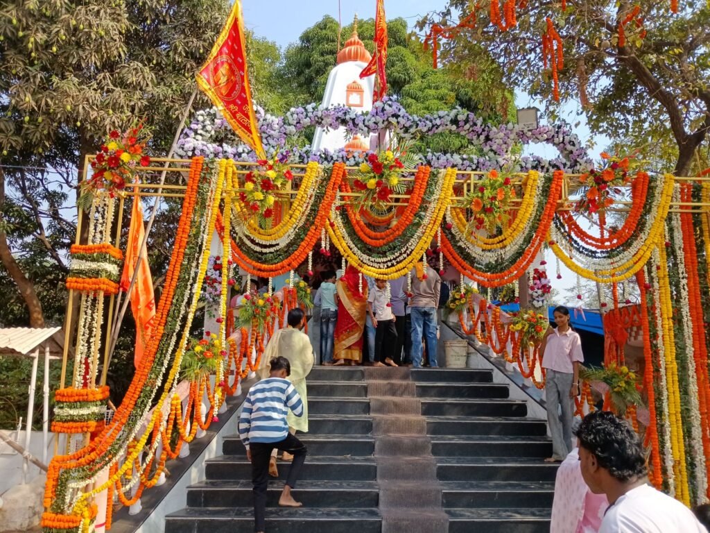हनुमान जन्मोत्सव पर हरेठी के पंचमुखी दक्षिण मुखी हनुमान मंदिर में उमड़ी भक्तों की भीड़. पंडित भोलाशंकर तिवारी ने करवाई पूजा-अर्चना।थाना चौक हटरी चौक स्थित हनुमान मंदिरों में भी लोगों ने किया दर्शन. बालाजी ट्रेडर्स परिवार ने अग्रसेन चौक से हरेठी जाने के लिए श्रद्धालुओं की करी निशुल्क वाहन व्यवस्था kshititech