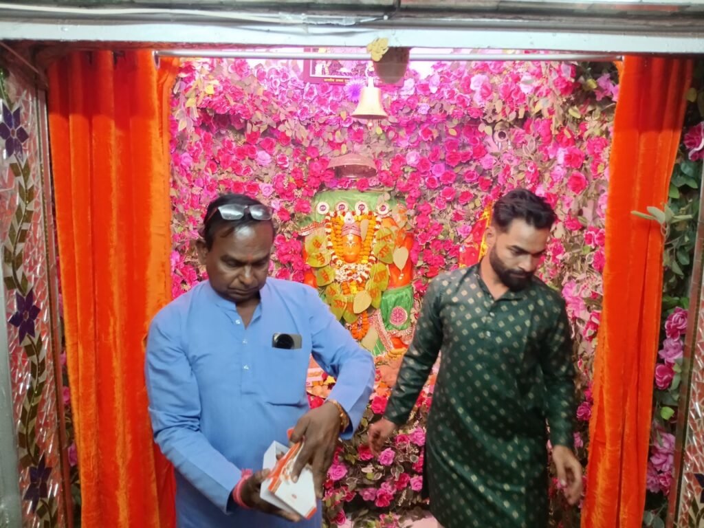 हनुमान जन्मोत्सव पर हरेठी के पंचमुखी दक्षिण मुखी हनुमान मंदिर में उमड़ी भक्तों की भीड़. पंडित भोलाशंकर तिवारी ने करवाई पूजा-अर्चना।थाना चौक हटरी चौक स्थित हनुमान मंदिरों में भी लोगों ने किया दर्शन. बालाजी ट्रेडर्स परिवार ने अग्रसेन चौक से हरेठी जाने के लिए श्रद्धालुओं की करी निशुल्क वाहन व्यवस्था kshititech