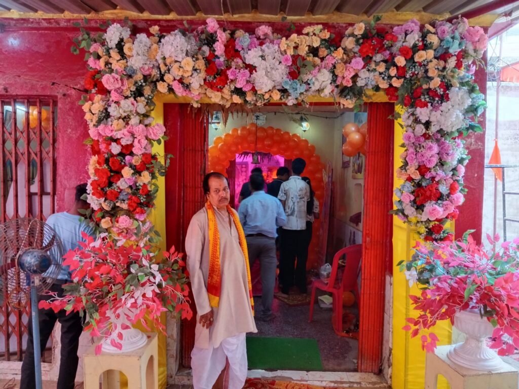 हनुमान जन्मोत्सव पर हरेठी के पंचमुखी दक्षिण मुखी हनुमान मंदिर में उमड़ी भक्तों की भीड़. पंडित भोलाशंकर तिवारी ने करवाई पूजा-अर्चना।थाना चौक हटरी चौक स्थित हनुमान मंदिरों में भी लोगों ने किया दर्शन. बालाजी ट्रेडर्स परिवार ने अग्रसेन चौक से हरेठी जाने के लिए श्रद्धालुओं की करी निशुल्क वाहन व्यवस्था kshititech