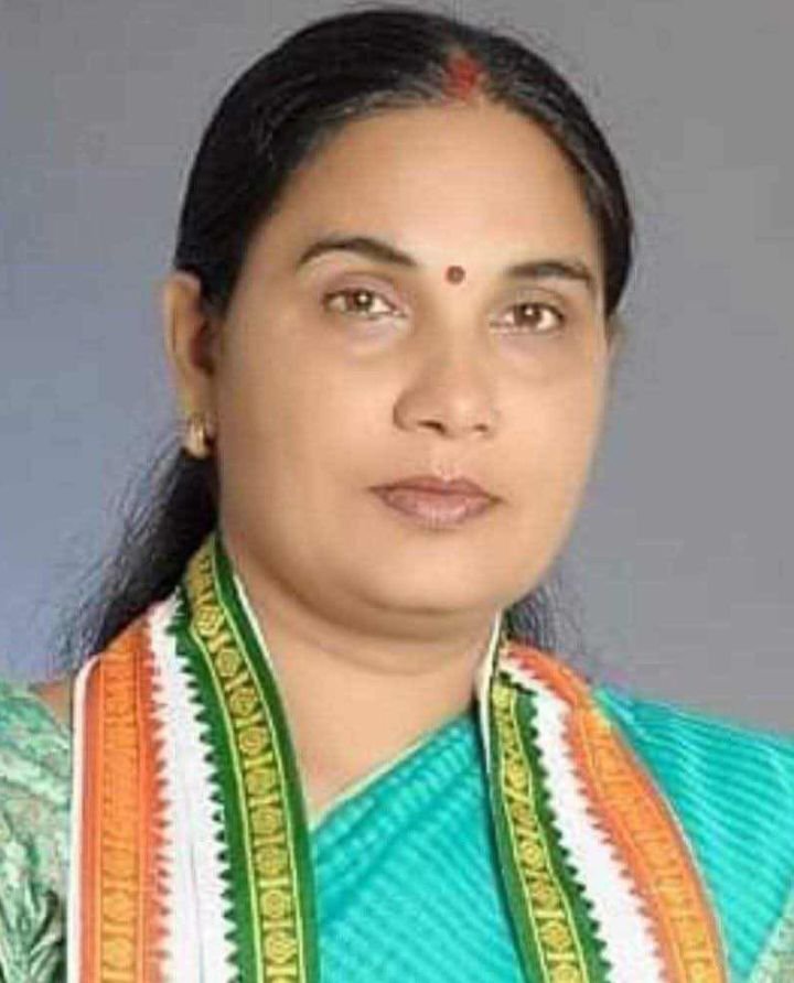 महंगाई पर कांग्रेस हुई आक्रामक-शक्ति जिला कांग्रेस ने लगाया केंद्र सरकार की नीतियों पर सवाल- कांग्रेस अध्यक्ष रश्मि ने कहा-भाजपा कह रही पेट्रोल- डीजल में कम हुई एक्साइज ड्यूटी। क्या आम जनता को मूल्य में मिली कोई राहत।मोदी सरकार की आर्थिक कुप्रबंधन और कूटनीतिक विफलता के कारण ही बढ़ी महंगाई. कांग्रेस महामंत्री गिरधर जायसवाल भी रहे मौजूद kshititech