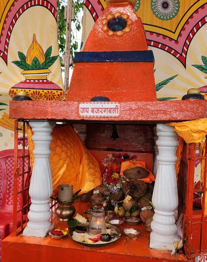 नगर पालिका शक्ति के अधिकारी- कर्मचारियों ने हनुमान जन्मोत्सव पर मंदिर में करी पूजा अर्चना एवं भंडारे प्रसाद का आयोजन। नगर पालिका अध्यक्ष श्यामसुंदर अग्रवाल एवं सीएमओ पांडेय भी पहुंचे हनुमान जी के दरबार में। प्रतिवर्ष किया जा रहा है भंडारे का कार्यक्रम kshititech