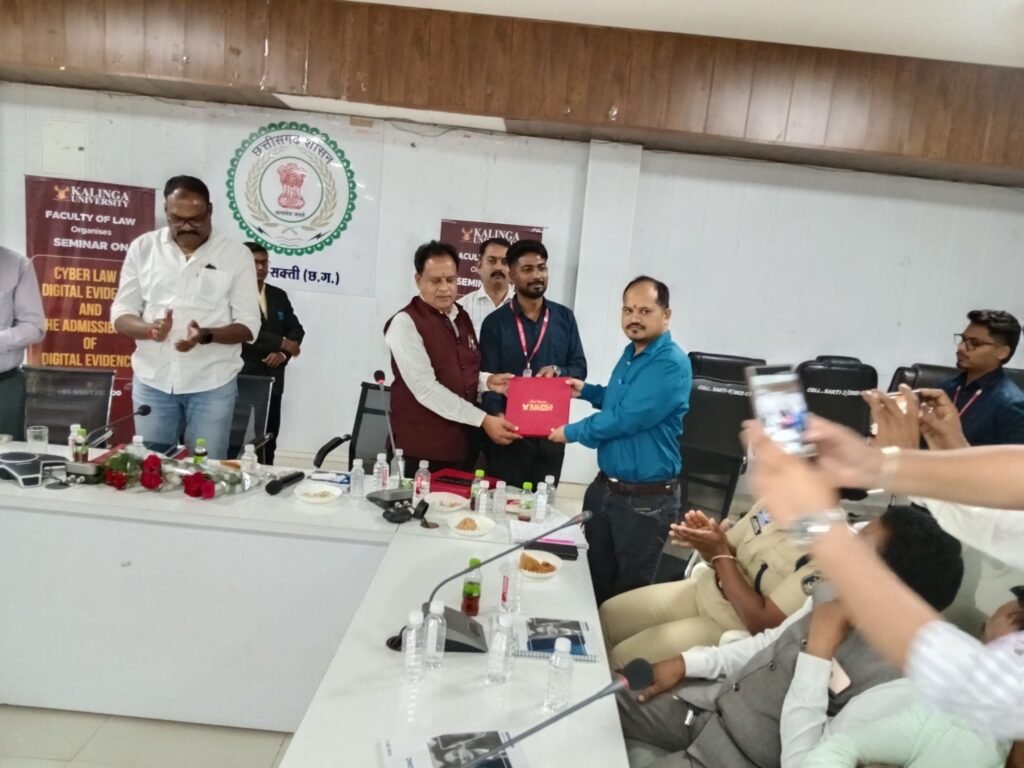 डिजिटल अरेस्ट कोई कानून नहीं. साइबर फ्रॉड से रहे सतर्क, आपकी सतर्कता ही आपकी है सुरक्षा- आईपीएस प्रफुल्ल कुमार ठाकुर. 5 अप्रैल को कलेक्ट्रेट सभागार में हुआ साइबर फ्रॉड एवं डिजिटल साक्ष्य पर कार्यशाला का आयोजन।एडवोकेट सामाजिक कार्यकर्ता चितरंजन पटेल ने करी थी पहल. कलिंगा यूनिवर्सिटी के भी साइबर विशेषज्ञ रहे मौजूद kshititech