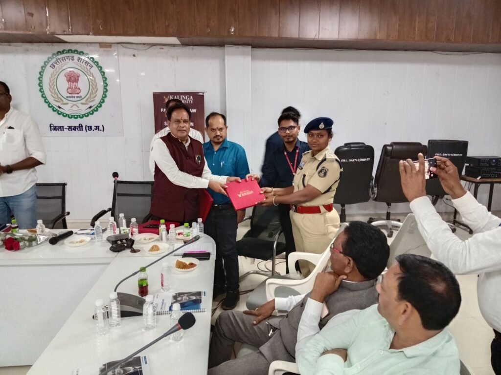 डिजिटल अरेस्ट कोई कानून नहीं. साइबर फ्रॉड से रहे सतर्क, आपकी सतर्कता ही आपकी है सुरक्षा- आईपीएस प्रफुल्ल कुमार ठाकुर. 5 अप्रैल को कलेक्ट्रेट सभागार में हुआ साइबर फ्रॉड एवं डिजिटल साक्ष्य पर कार्यशाला का आयोजन।एडवोकेट सामाजिक कार्यकर्ता चितरंजन पटेल ने करी थी पहल. कलिंगा यूनिवर्सिटी के भी साइबर विशेषज्ञ रहे मौजूद kshititech