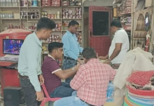 अधिक दर पर खाद बेचने वाले बख्शे नहीं जाएंगे-शक्ति जिले में खाद की कालाबाजारी पर फिर प्रशासन हुआ सख्ते कलेक्टर तोपनो के निर्देशन में लगातार कृषि विभाग एवं प्रशासन के अधिकारी कर रहे दुकानों का निरीक्षण अधिक दर पर खाद बेचने वाले बख्शे नहीं जाएंगे-शक्ति जिले में खाद की कालाबाजारी पर फिर प्रशासन हुआ सख्ते कलेक्टर तोपनो के निर्देशन में लगातार कृषि विभाग एवं प्रशासन के अधिकारी कर रहे दुकानों का निरीक्षण kshititech