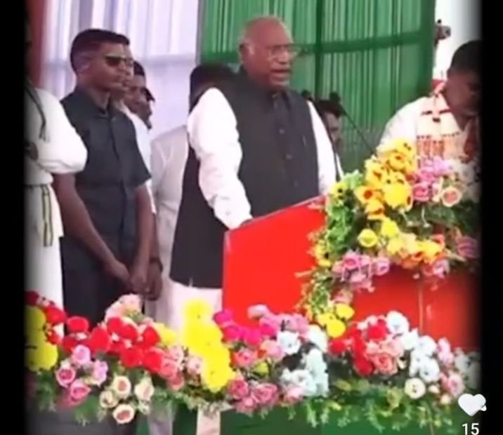 क्या कह दिया कांग्रेस अध्यक्ष ने- असम की आमसभा में आरएसएस और बीजेपी को बता दिया जहरीला सांप. भाजपा ने करी बयान की निंदा. खड़गे के खिलाफ करवाया मामला दर्ज क्या कह दिया कांग्रेस अध्यक्ष ने- असम की आमसभा में आरएसएस और बीजेपी को बता दिया जहरीला सांप. भाजपा ने करी बयान की निंदा. खड़गे के खिलाफ करवाया मामला दर्ज kshititech