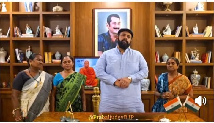 धर्मांतरण का सुनियोजित षड्यंत्र बेनकाब -घर वापसी प्रमुख प्रबल प्रताप सिंह जूदेव के पास पहुंचे पीड़ित परिवार. सीएम साहब ने भी दिया कार्रवाई का आश्वासन. प्रबल प्रताप ने लिखा- अब समय है जवाब देने का. अब समय आ गया है एकजुट होने का kshititech