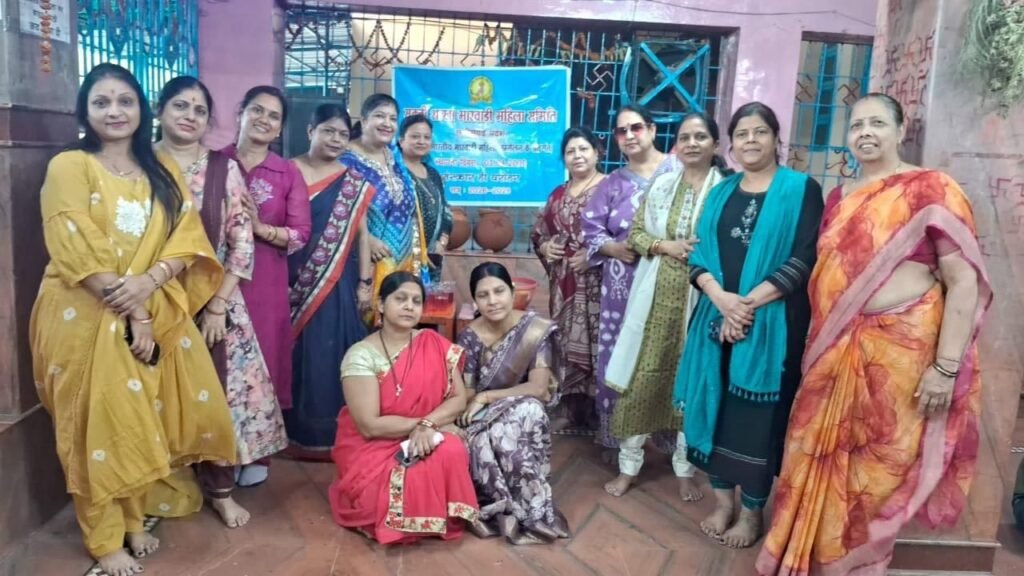 जल सेवा-अखिल भारतीय मारवाड़ी महिला समिति शक्ति शाखा ने महामाया मंदिर में प्रारंभ की पेयजल सेवा. गर्मी को देखते हुए फलों का भी किया वितरण. शक्ति इकाई की अध्यक्ष सरोज अग्रवाल के नेतृत्व में हो रहे सेवा एवं रचनात्मक कार्य kshititech