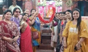 जल सेवा-अखिल भारतीय मारवाड़ी महिला समिति शक्ति शाखा ने महामाया मंदिर में प्रारंभ की पेयजल सेवा. गर्मी को देखते हुए फलों का भी किया वितरण. शक्ति इकाई की अध्यक्ष सरोज अग्रवाल के नेतृत्व में हो रहे सेवा एवं रचनात्मक कार्य kshititech