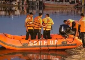 ब्रेकिंग न्यूज़- मथुरा की यमुना नदी में हुआ बड़ा हादसा- श्रद्धालुओं से भरा बोट टकराया पुल से. 10 लोगों की मौत. राधे राधे करते हो गए नदी में जलमग्न kshititech