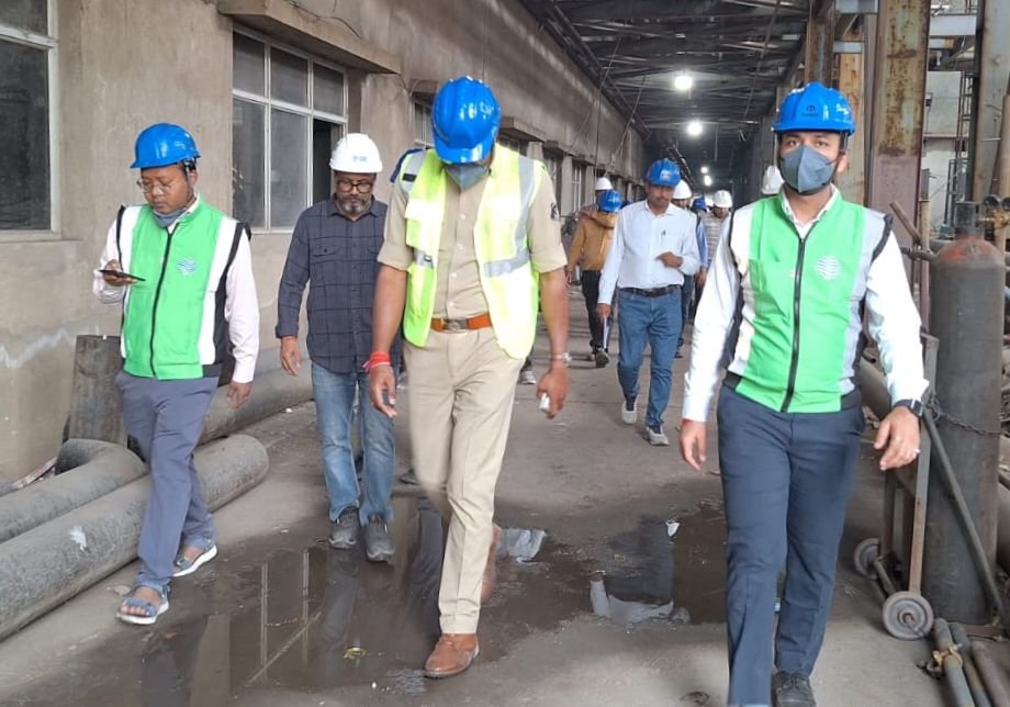 पांच मजदूर छत्तीसगढ़ के 12 मजदूर अन्य राज्यों के-वेदांता पावर हादसे को लेकर शक्ति जिले के कलेक्टर तोपनो एसपी ठाकुर साहब मुस्तैदी के साथ हैं तैनात. सीएम साहब के निर्देश पर प्रशासन घायलों के उपचार के लिए लगातार कर रहा पहल पूरा प्रशासन पहुंच सिंधीतराई. स्वास्थ्य मंत्री ने भी कलेक्टर से बातचीत कर बेहतर उपचार के दिए निर्देश. हादसे में 17 लोगों की हुई मौत. 19 घायलों का चल रहा उपचार.एनजीसीएल ठेका कंपनी के माध्यम से कार्यरत थे सभी मजदूर. प्रधानमंत्री मोदी ने भी कि मृतक परिवारों के लिए 2 लाख और घायलों के लिए 50000 के मुआवजे की घोषणा kshititech