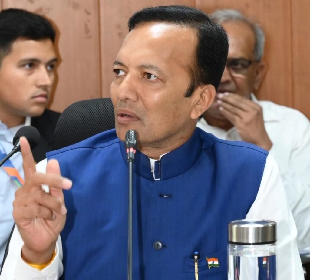 वेदांत के चेयरमैन अनिल अग्रवाल के खिलाफ डभरा थाने में हुई एफआईआर पर जिंदल स्टील के चेयरमैन एवं सांसद नवीन जिंदल ने उठाए सवाल. नवीन ने कहा- क्या रेलवे में कोई दुर्घटना होती है तो रेल्वे चेयरमैन का नाम एफआईआर में डाला जाता है। ऐसा नहीं. सोशल मीडिया पर नवीन ने बताया उद्योग जगत के लिए गंभीरता का विषय. नवीन ने कहा- हादसा बाद ही दुखद kshititech