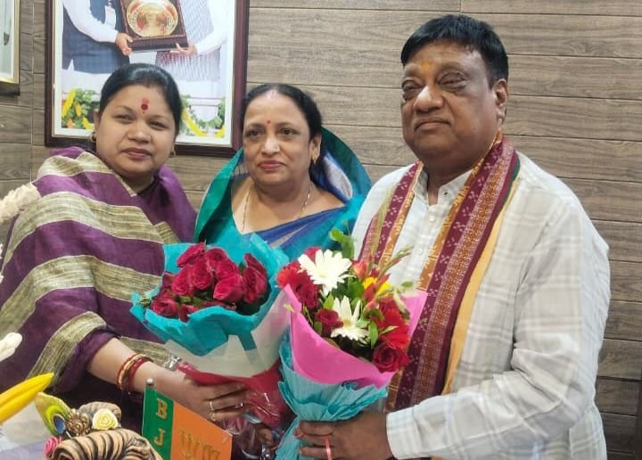 नगर पंचायत बाराद्वार के जनप्रतिनिधियों एवं भाजपा नेताओं ने जांजगीर पहुंच कर दी नारायण चंदेल को जन्मदिन की बधाई. सांसद कमलेश जांगड़े एवं पूर्व विधायक खिलावन भी पहुंचे बधाई देने. सांसद प्रतिनिधि अमित कलानौरिया ने कहा- चंदेल जी का जन्मदिन कार्यकर्ताओं ने मनाया उत्साह के साथ kshititech