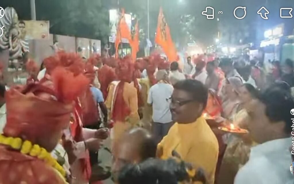 स्वागत का गौरवशाली क्षण-गबेल परिवार डोंगिया सुलोनी वालों की सैकड़ो महिलाओं ने परशुराम जी की शोभायात्रा का आरती की थाल से किया स्वागत. रामकुमार- गीता गबेल के द्वारा पुष्प वर्षा एवं आत्मीय स्वागत किया गया शोभायात्रा का. रामकुमार ने परशुराम जन्मोत्सव की दी शुभकामनाएं kshititech