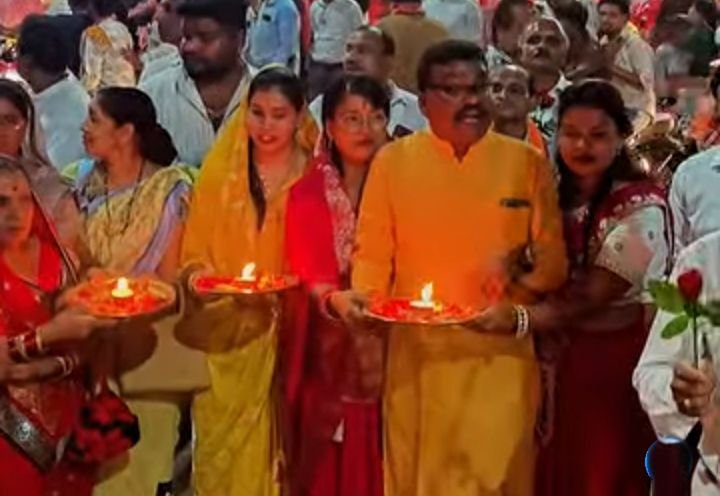 स्वागत का गौरवशाली क्षण-गबेल परिवार डोंगिया सुलोनी वालों की सैकड़ो महिलाओं ने परशुराम जी की शोभायात्रा का आरती की थाल से किया स्वागत. रामकुमार- गीता गबेल के द्वारा पुष्प वर्षा एवं आत्मीय स्वागत किया गया शोभायात्रा का. रामकुमार ने परशुराम जन्मोत्सव की दी शुभकामनाएं kshititech